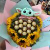 Bouquet Baby Yoda con Girasoles y Bombones Ferrero