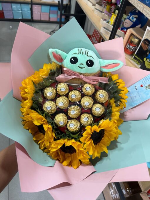 Bouquet Baby Yoda con Girasoles y Bombones Ferrero